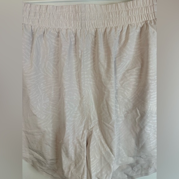 NWOT Athleta Women’s White Gray Printed Lined Hustle 3” Shorts - Size 1X - Picture 3 of 8